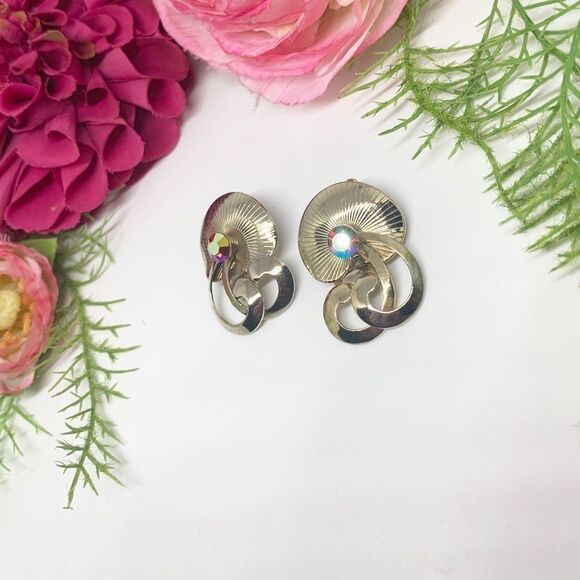 ⚜️VINTAGE Red Aurora Borealis Clip Earrings - Picture 4 of 9